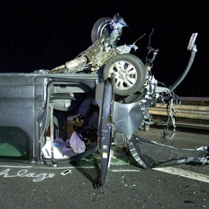 Renault Trafic liegt nach Unfall auf der Autobahn A2 auf dem Dach.