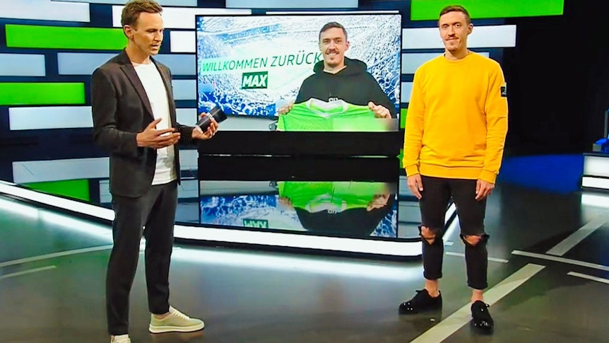 Der ehemalige Gladbach-Profi Max Kruse zu Gast im ZDF-Sportstudio am 12. Februar 2022. Kruse trägt eine kaputte Hose