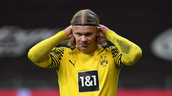 Dortmunds Erling Haaland richtet sein Haarband. Bildfunk +++