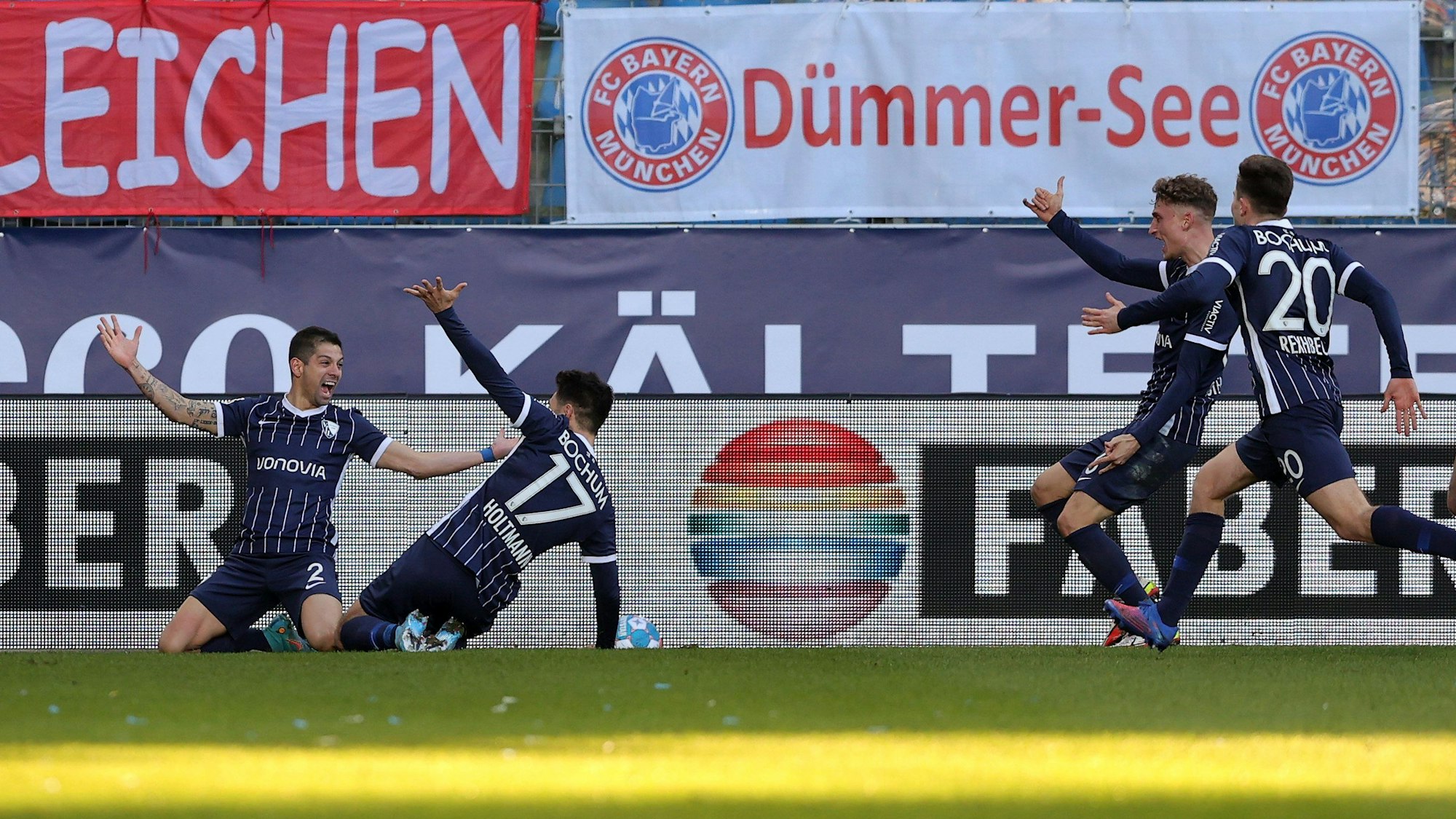 Der VfL Bochum jubelt nach einem Tor gegen Bayern München.