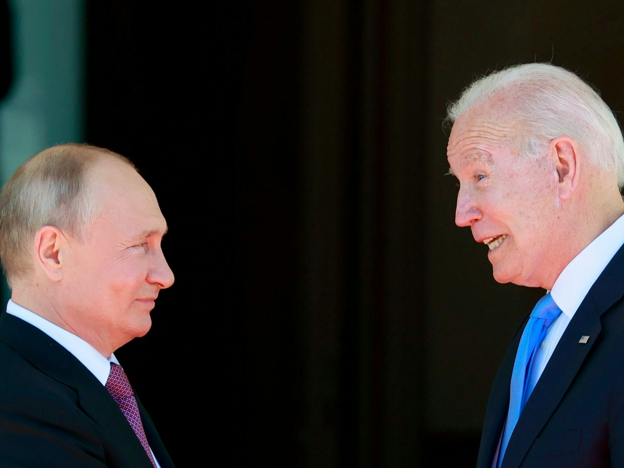 Telefonieren nach US-Angaben derzeit miteinander: Russlands Präsident Wladimir Putin (l.) und US-Präsident Joe Biden, hier bei einem Treffen am 16. Juni 2021 in der Schweiz.
