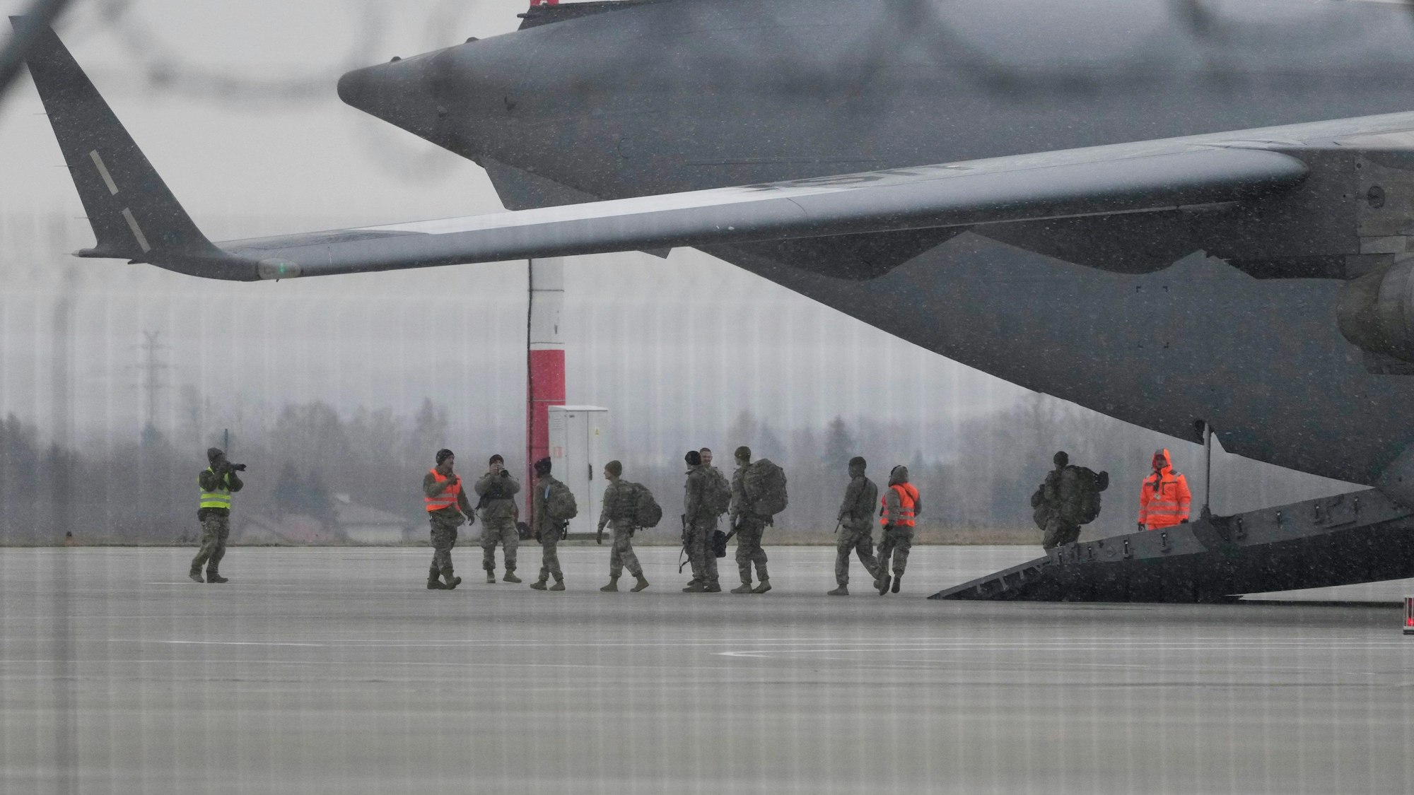 06.02.2022, Polen, Rzeszow Jasionka: Truppen der 82. Luftlandedivision der US-Armee entladen Fahrzeuge aus einem Transportflugzeug, nachdem sie von Fort Bragg auf dem Flughafen Rzeszow-Jasionka im Südosten Polens angekommen sind.