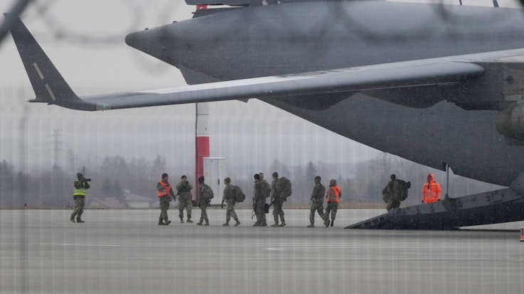 06.02.2022, Polen, Rzeszow Jasionka: Truppen der 82. Luftlandedivision der US-Armee entladen Fahrzeuge aus einem Transportflugzeug, nachdem sie von Fort Bragg auf dem Flughafen Rzeszow-Jasionka im Südosten Polens angekommen sind.