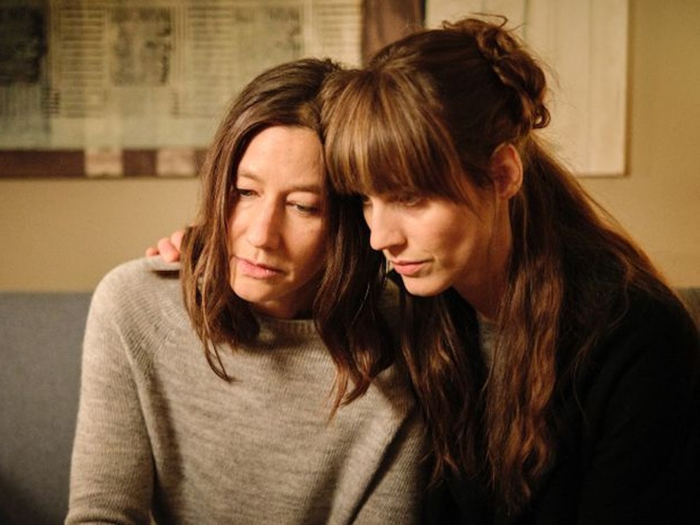 Der Tatort „Saras Geständnis“ mit Johanna Wokalek (links) in der Titelrolle. Sie spielt eine Frau, die aus der Haft entlassen und von ihrer Freundin (Sophie Lutz) aufgenommen wird.