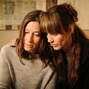 Der Tatort „Saras Geständnis“ mit Johanna Wokalek (links) in der Titelrolle. Sie spielt eine Frau, die aus der Haft entlassen und von ihrer Freundin (Sophie Lutz) aufgenommen wird.