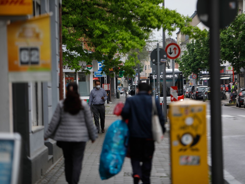 Menschen gehen auf der Berliner Straße in Köln-Mülheim.