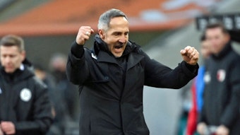 Trainer Adi Hütter bejubelt am 12. Februar 2022 im Borussia-Park den Heimsieg seiner Gladbacher gegen den FC Augsburg.