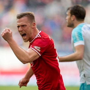 Rouwen Hennings jubelt beim Fortuna-Sieg gegen Schalke 04