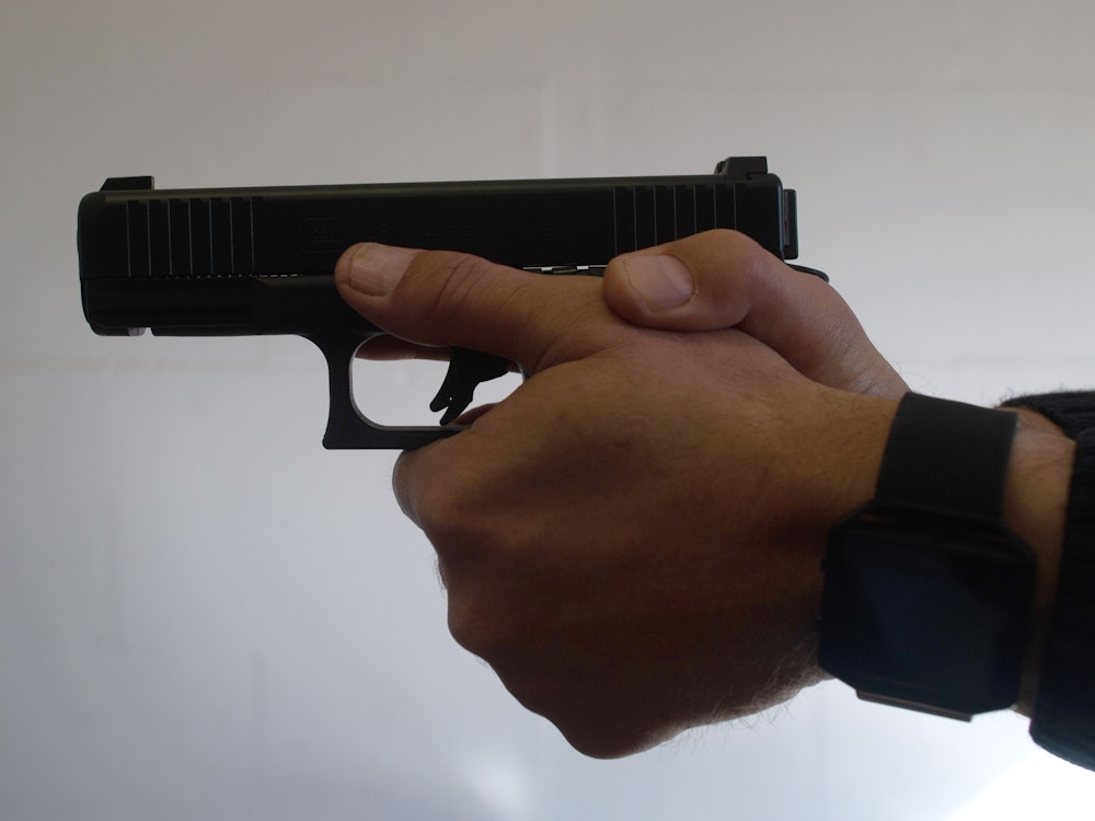Ein Polizist zielt mit der Pistole „Glock 46“.