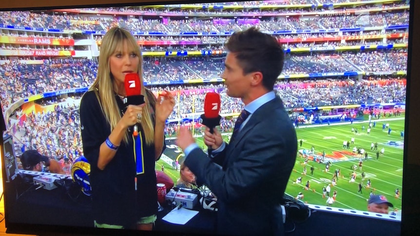 Heidi Klum und Max Zielke beim ProSieben Interview zum Super Bowl 2022.