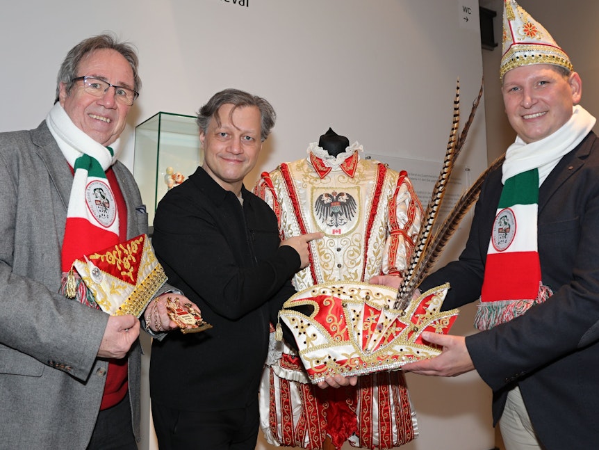 Übergabe Ornat aus Kanada an das Kölner Karnevalsmuseum