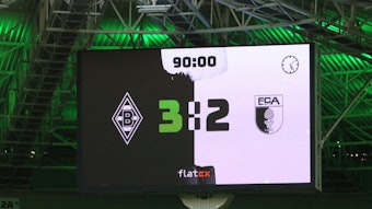 Die Anzeigetafel im Borussia-Park zeigt am Samstag (12. Februar 2022) das Endergebnis zwischen Borussia Mönchengladbach und dem FC Augsburg an – 3:2.