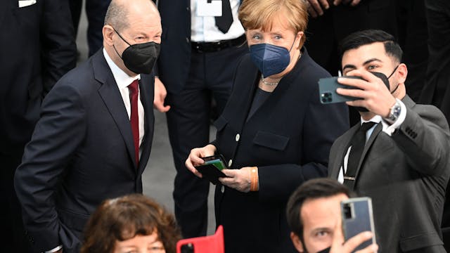 Bundeskanzler Olaf Scholz, SPD, und die frühere Bundeskanzlerin Angela Merkel , CDU, stellen sich zu einem Selfie vor der Wahl des Bundespräsidenten durch die Bundesversammlung im Paul-Löbe-Haus.