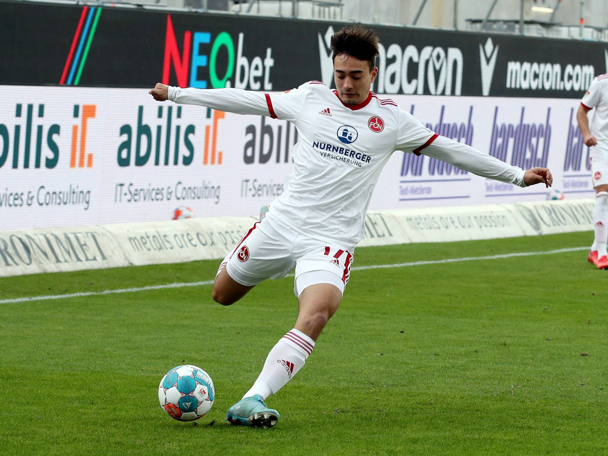 FC-Talent Jens Castrop feierte am Samstag sein Profi-Debüt für den 1. FC Nürnberg. Mit einer Flanke suchte er Stürmer Manuel Schäffler.