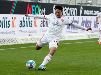 FC-Talent Jens Castrop feierte am Samstag sein Profi-Debüt für den 1. FC Nürnberg. Mit einer Flanke suchte er Stürmer Manuel Schäffler.