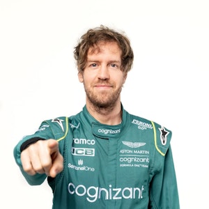 Rennfahrer Sebastian Vettel im Rennanzug von Aston Martin.