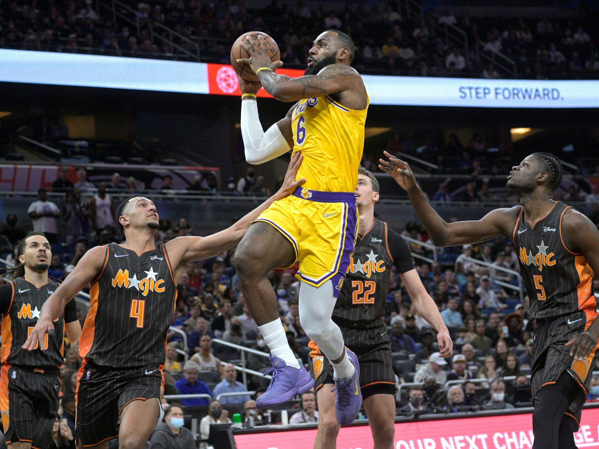 LeBron James von den Los Angeles Lakers in Aktion bei einem Spiel gegen Orlando Magic.