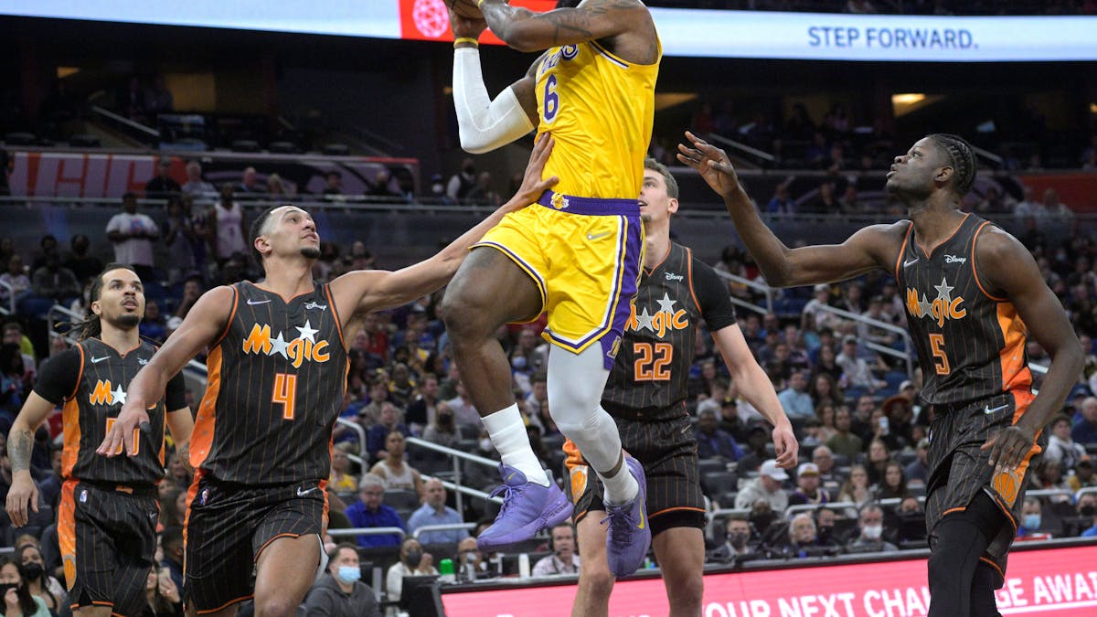 LeBron James von den Los Angeles Lakers in Aktion bei einem Spiel gegen Orlando Magic.