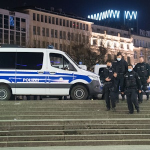 Polizeibeamte der Bundespolizei gehen über eine Treppe in Richtung S-Bahnhof.