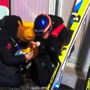 Skisprung-Drama bei Olympia: Theresia Schuster tröstete Sara Takanashi.