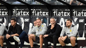 Das ehemalige Gladbach-Trainer-Trio auf der BVB-Bank im Borussia-Park: Alexander Zickler, Marco Rose und Rene Maric (v.l.n.r.), hier zu sehen am 25. September 2021.