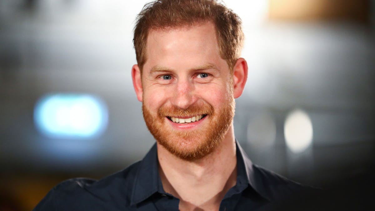 Der britische Prinz Harry lächelt im Februar 2020 in den Abbey Road Studios in die Kamera.