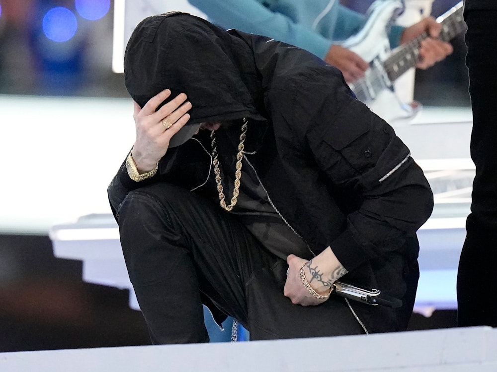 Eminem kniet während der Halbzeit-Show am 13. Februar 2022 auf der Bühne.