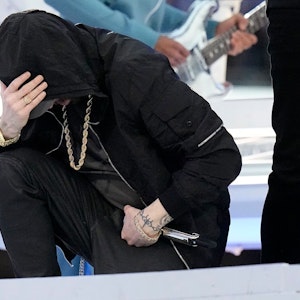 Eminem kniet während der Halbzeit-Show am 13. Februar 2022 auf der Bühne.