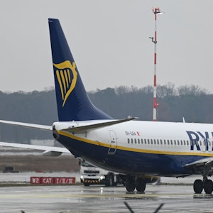 Eine Boeing 737-8AS der Ryanair steht auf dem Vorfeld des Frankfurter Flughafens vor dem Start.
