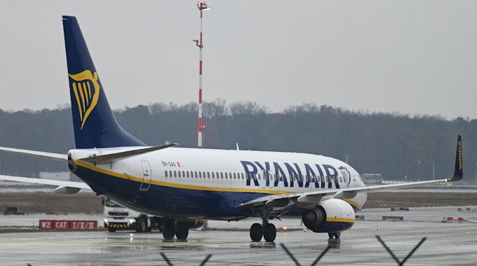 Eine Boeing 737-8AS der Ryanair steht auf dem Vorfeld des Frankfurter Flughafens vor dem Start.