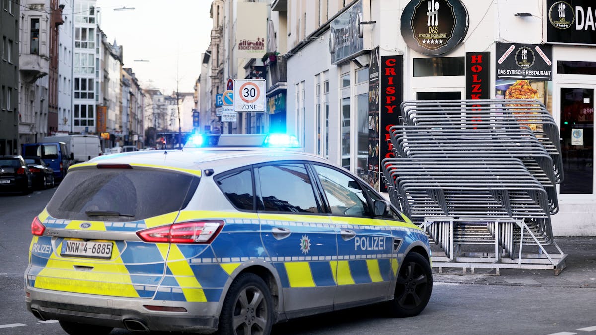Illegales Rennen in Köln: Die Polizei hat junge Männer gestoppt, die mit bis zu 120 km/h am helllichten Tag durch die Innenstadt gerast sind. Unser Symbolbild wurde 2021 gemacht.