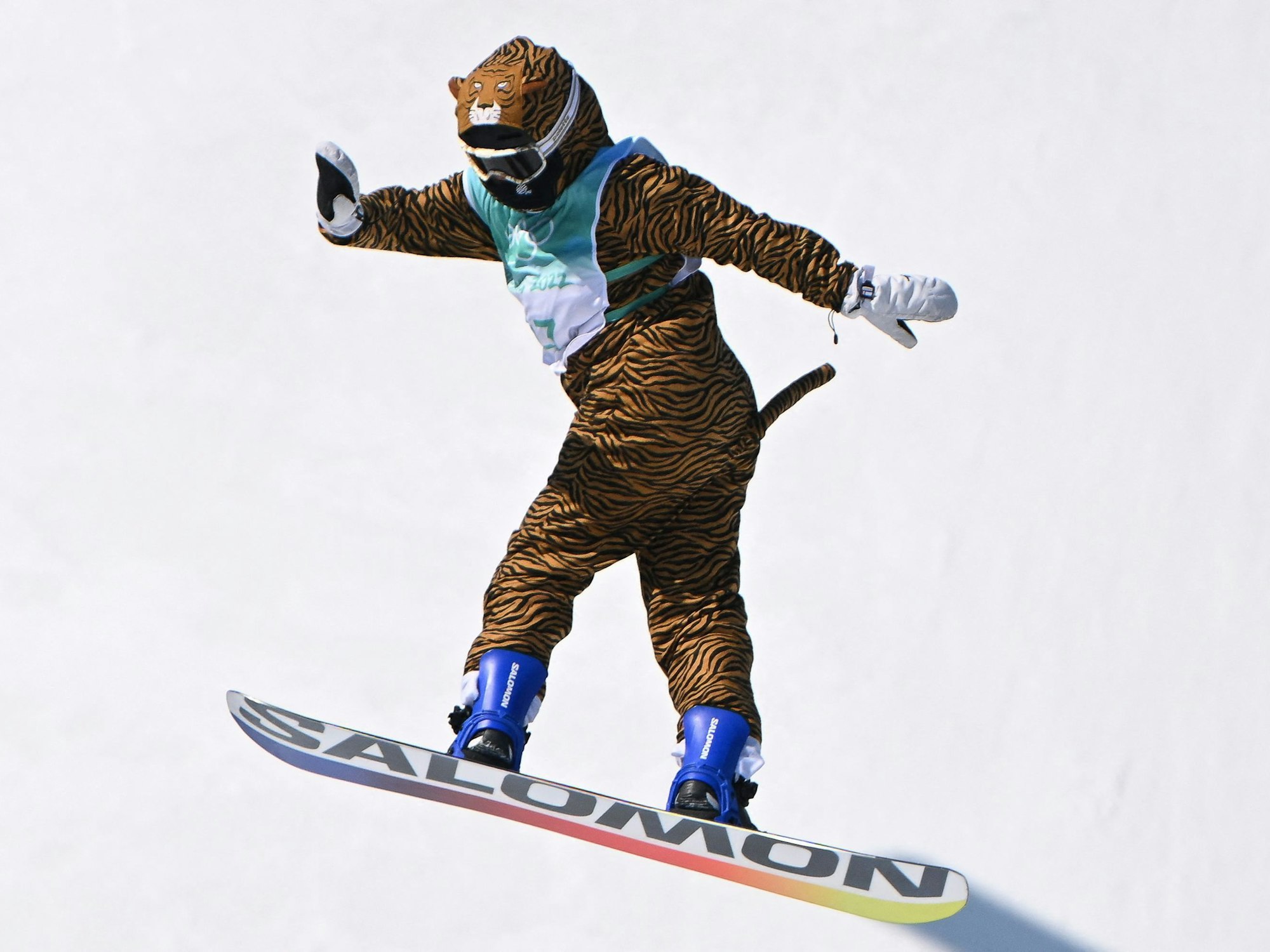 Die Französin Lucile Lefevre beim Snowboard-Wettbewerb der Frauen im Big Air bei den Olympischen Spielen in Peking am 14. Februar 2022.