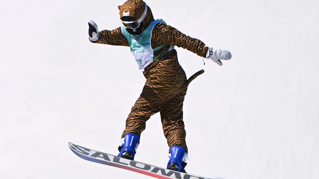 Die Französin Lucile Lefevre beim Snowboard-Wettbewerb der Frauen im Big Air bei den Olympischen Spielen in Peking am 14. Februar 2022.