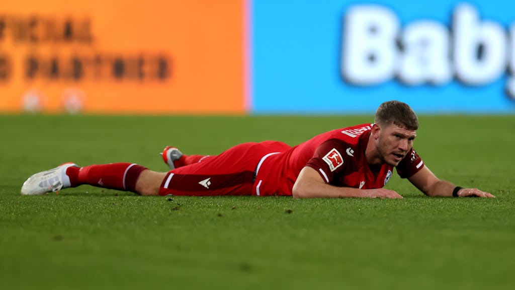 Stefan Klos liegt nach einer Niederlage von Arminia Bielfeld in der Bundesliga am Boden.