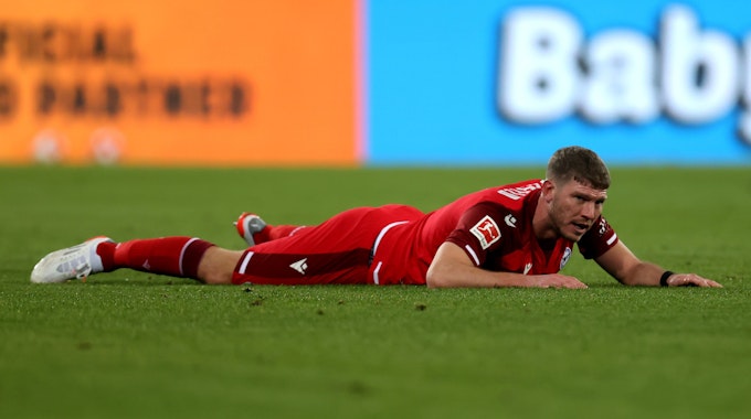Stefan Klos liegt nach einer Niederlage von Arminia Bielfeld in der Bundesliga am Boden.
