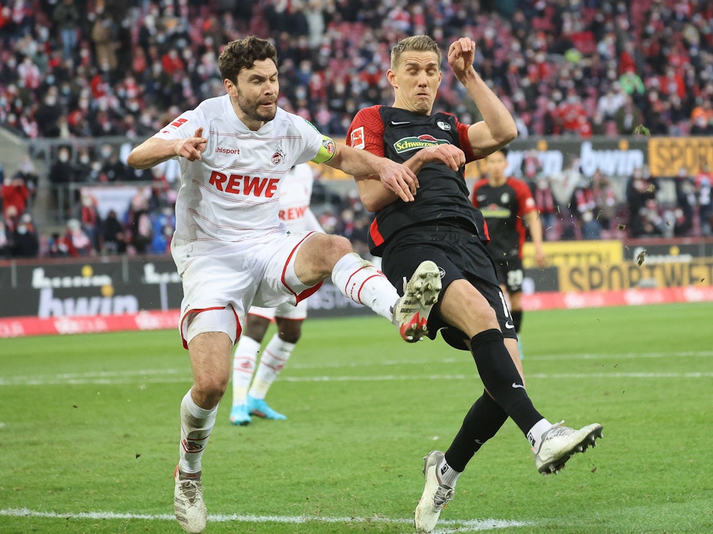 Jonas Hector spielt mit dem 1. FC Köln gegen den SC Freiburg um Nils Petersen.