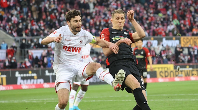 Jonas Hector spielt mit dem 1. FC Köln gegen den SC Freiburg um Nils Petersen.
