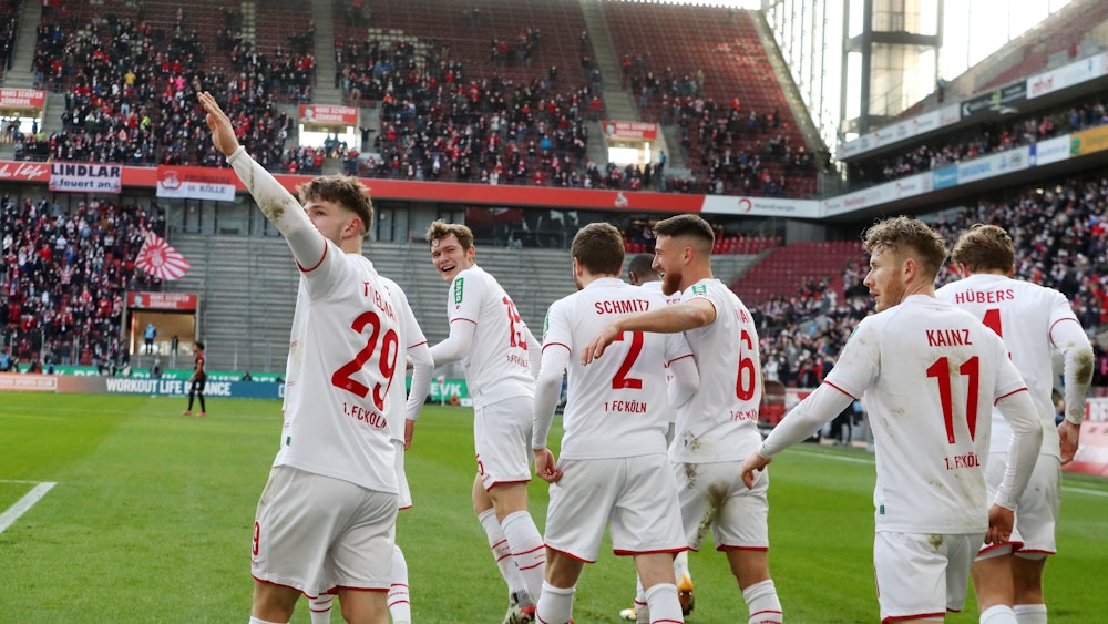 Der 1. FC Köln jubelt gegen den SC Freiburg.