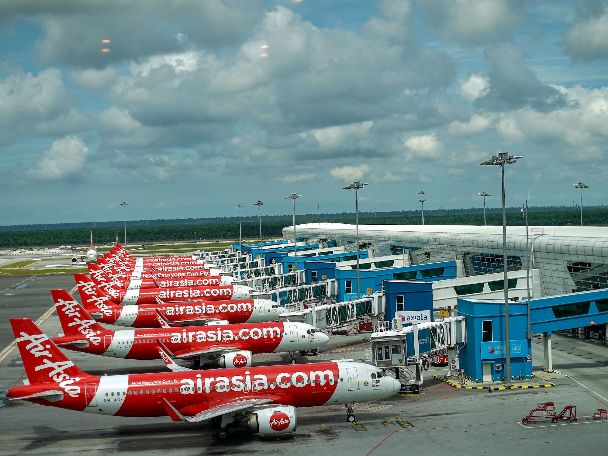 Flugzeuge des Billigfliegers «AirAsia» stehen am Terminal des internationalen Flughafens Kuala Lumpur.