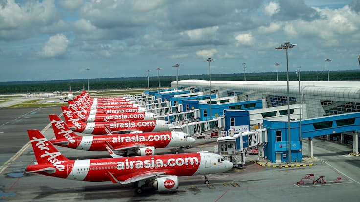 Flugzeuge des Billigfliegers «AirAsia» stehen am Terminal des internationalen Flughafens Kuala Lumpur.