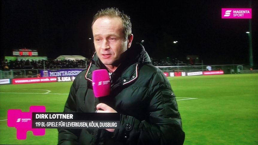 Dirk Lottner beim Halbzeit-Interview mit MagentaSport während des Drittliga-Heimspiels von Viktoria Köln gegen den VfL Osnabrück