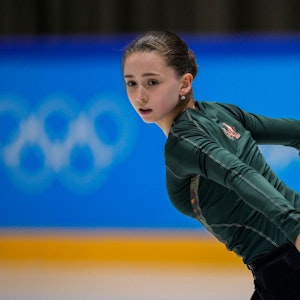 Kamila Walijewa auf dem Eis in Aktion.