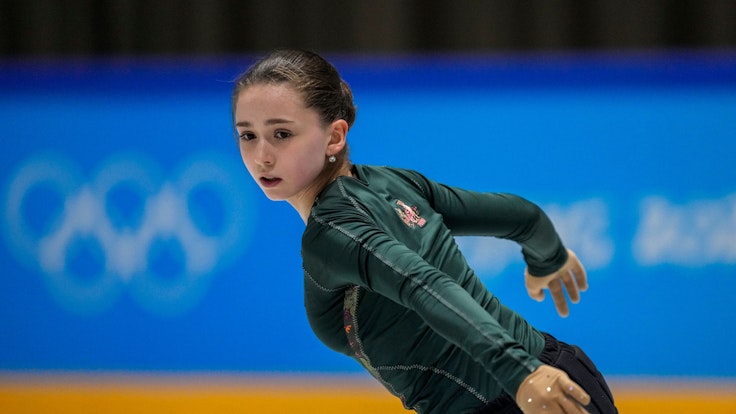Kamila Walijewa auf dem Eis in Aktion.