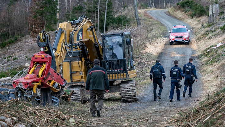 22-jähriger Waldarbeiter von Baumstamm erschlagen: Der schreckliche Arbeitsunfall ereignete sich in NRW nahe Gummersbach. Das Bild zeigt die Einsatzkräfte am 14. Februar 2022 vor Ort.