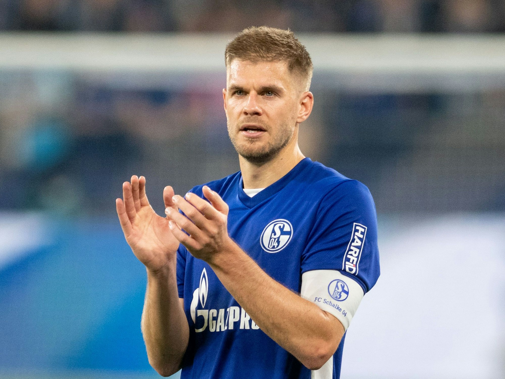 Simon Terodde beklatscht als Kapitän die Fans von Schalke 04.