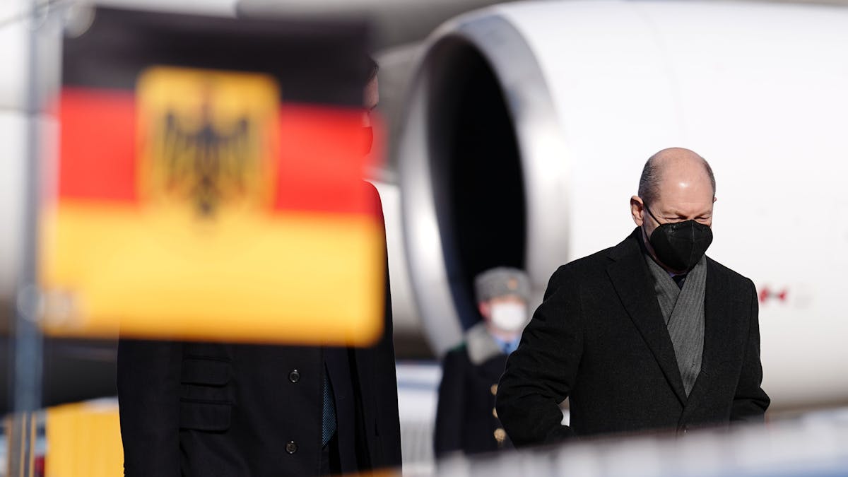 Bundeskanzler Olaf Scholz (SPD) verlässt bei seiner Ankunft den Airbus A340 der Luftwaffe.