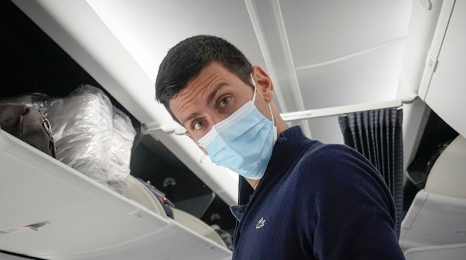 Novak Djokovic in einem Flugzeug nach Belgrad in Dubai am 17. Januar 2022.