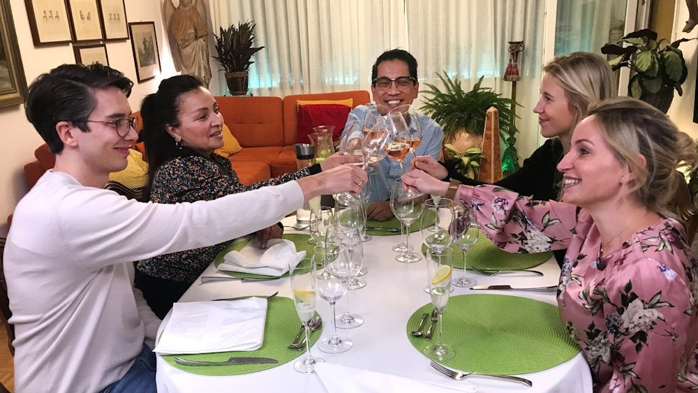 Der Kölner Foodblogger Dennis auf einem Foto aus der Sendung vom 15. Februar 2022 mit seinen Gästen am Tisch von „Das perfekte Dinner“.