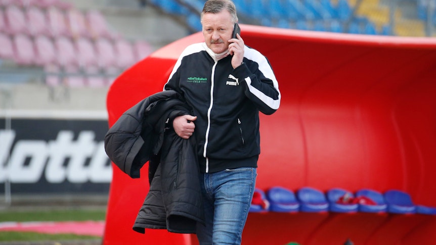 Roland Virkus, Manager von Borussia Mönchengladbach, am 1. April 2022 telefonierend bei einem Spiel der U23.