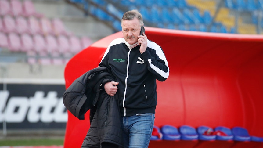 Roland Virkus, Sportdirektor von Bundesligist Borussia Mönchengladbach, steht vor der Verpflichtung von Oscar Fraulo. Dieses Foto stammt vom 1. April 2021. Virkus telefoniert mit einem Handy.